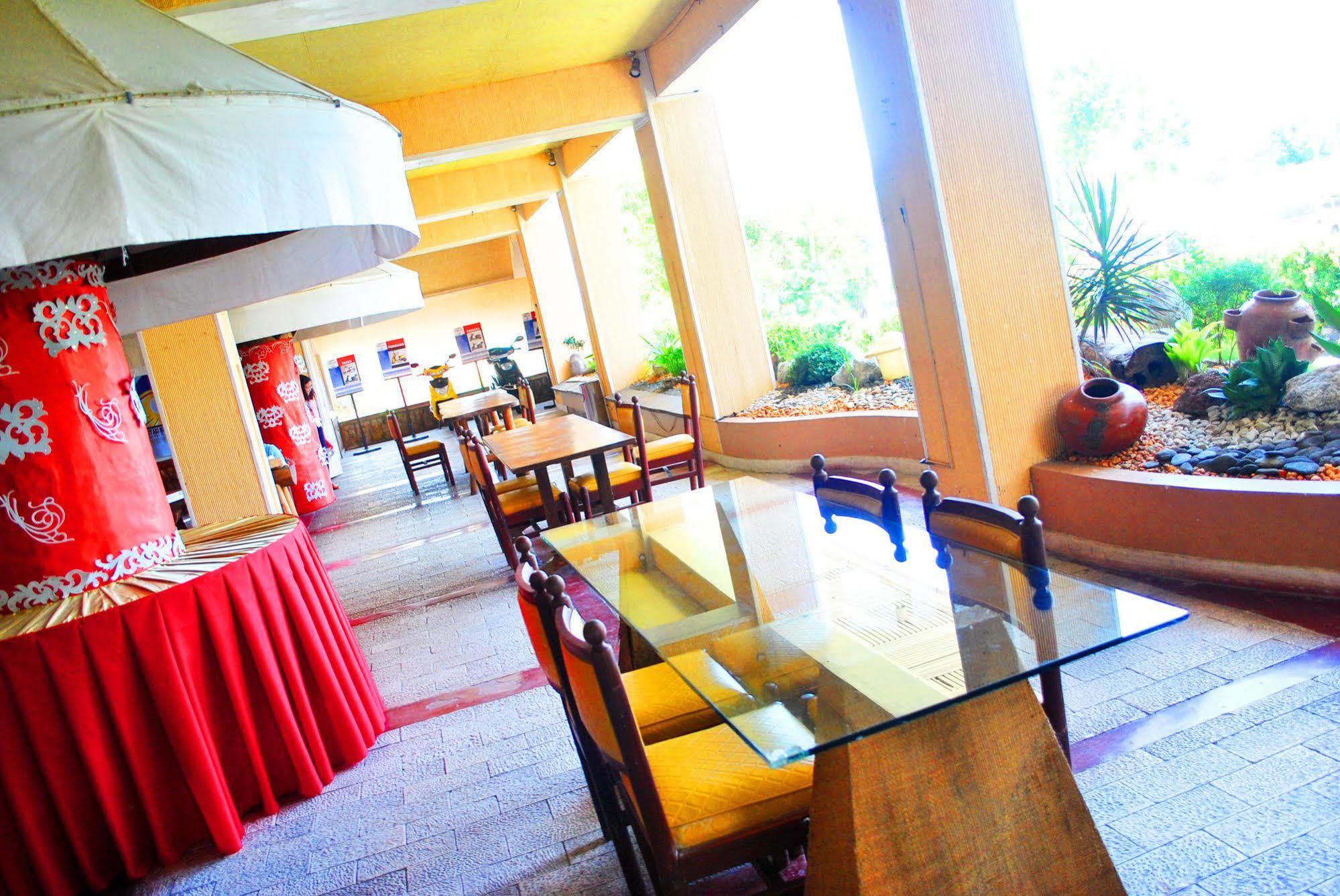 Leyte Park Resort Hotel ตาโคลบัน ภายนอก รูปภาพ